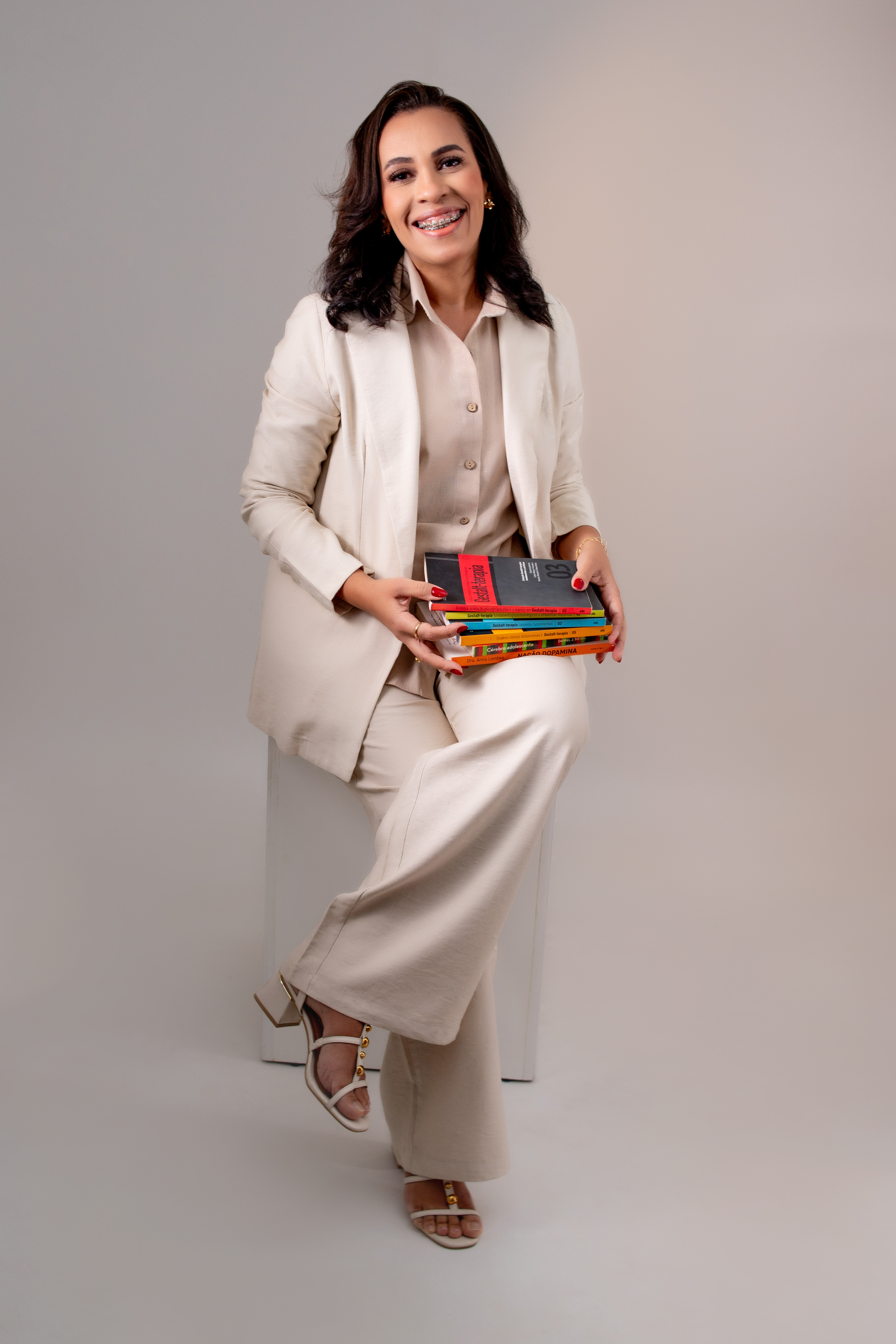 Keylla Raquel psicóloga com livros